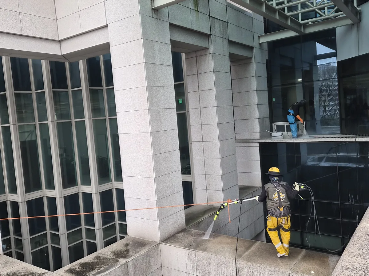 의왕시 삼동 상가건물 옥상 파라펫 장비 주변 정밀 위생청소 사례 - 행진크린