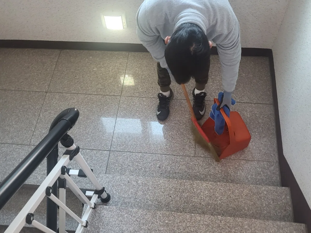 안산시 단원구 대부북동 빌라 공동현관 장비 주변 정밀 위생청소 사례 - 행진크린