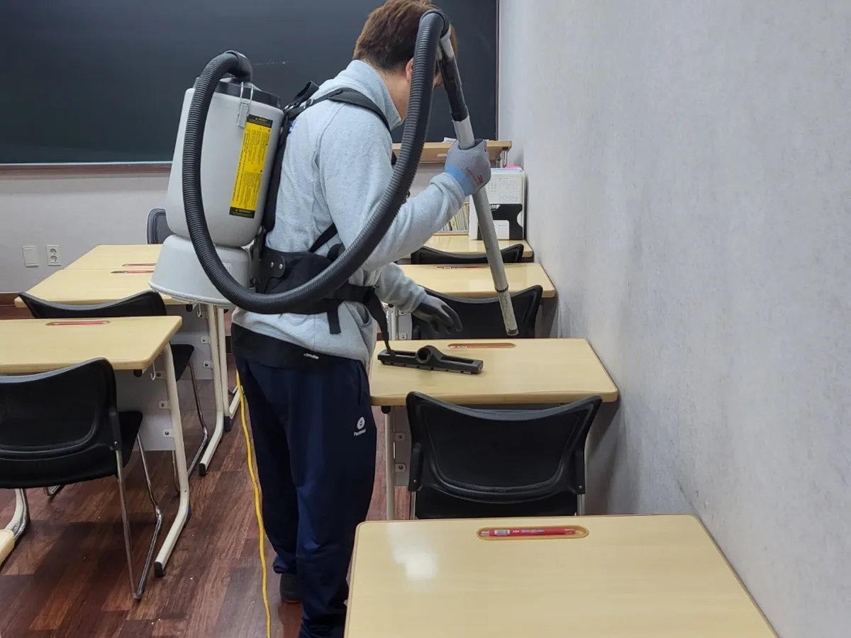 안산시 상록구 양상동 학교 현관·중앙홀 바닥 위생청소 사례 - 행진크린