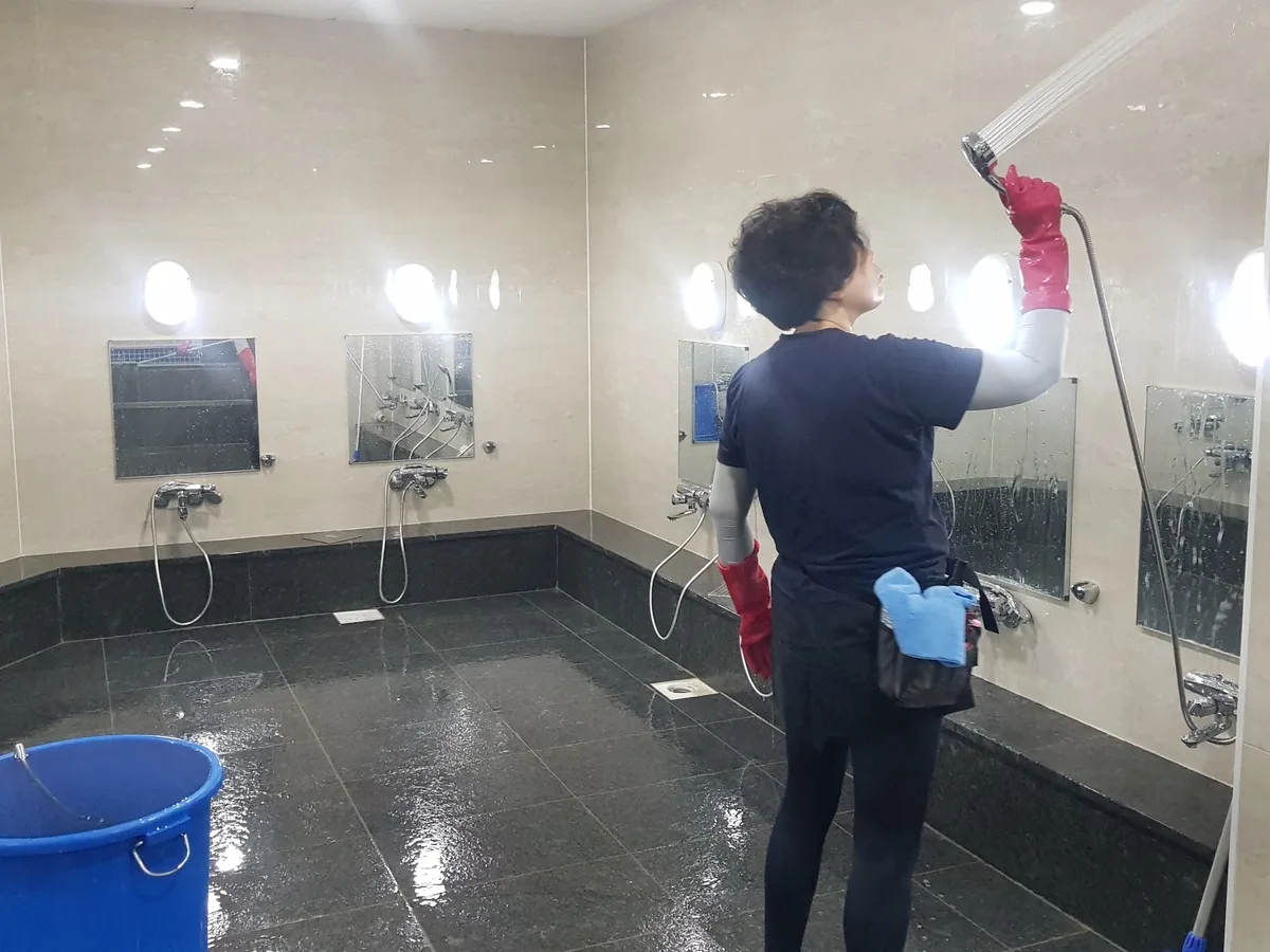 화성시 만세구 양감면 목욕탕 탈의실·파우더룸 바닥 위생청소 사례 - 행진크린