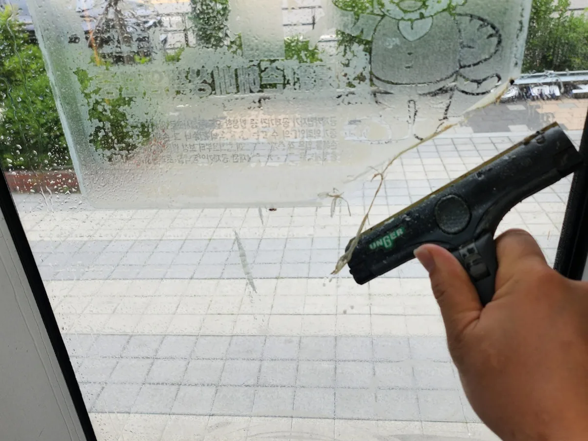 안양시 동안구 평촌동 사무실 고층 외창 장비 주변 정밀 위생청소 사례 - 행진크린
